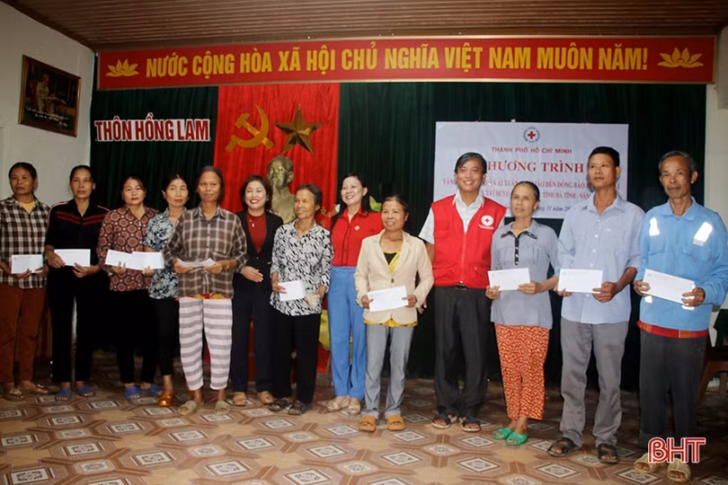 Hội Chữ thập đỏ TP Hồ Chí Minh hỗ trợ 350 triệu đồng cho người dân Hà Tĩnh