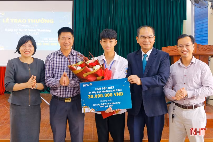 Khách hàng Hà Tĩnh hào hứng trải nghiệm dịch vụ BIDV SmartBanking
