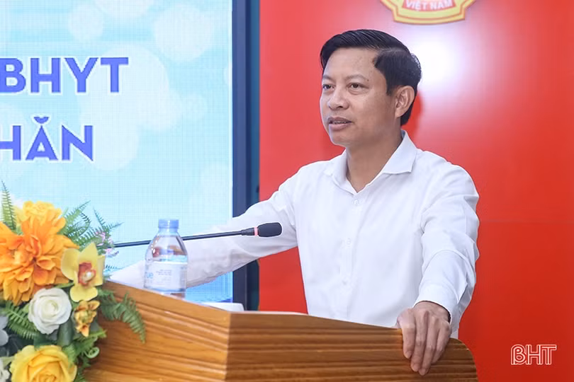 Tặng sổ BHXH, thẻ BHYT cho người có hoàn cảnh khó khăn ở Hà Tĩnh