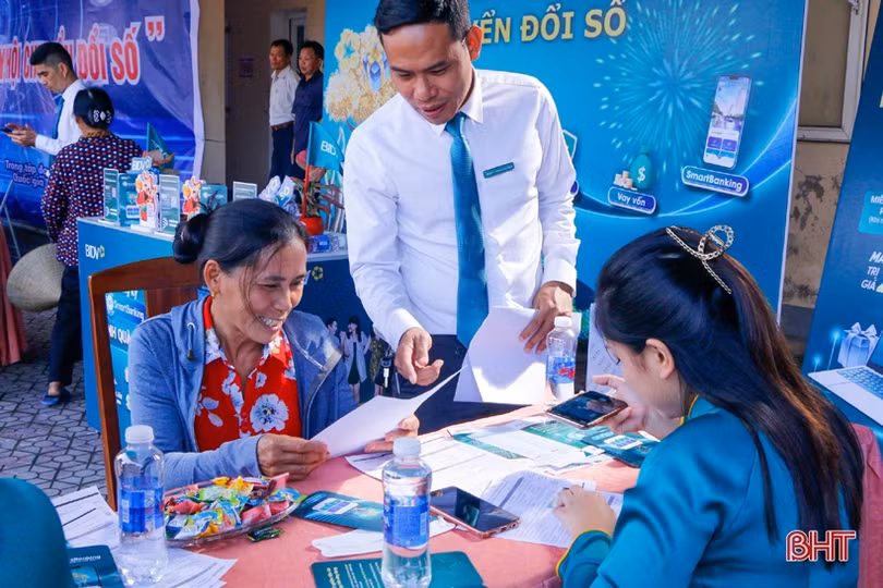 Khách hàng Hà Tĩnh hào hứng trải nghiệm dịch vụ BIDV SmartBanking