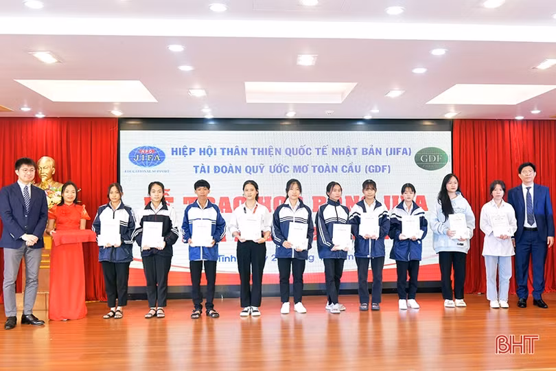Trao 97 suất học bổng JIFA cho học sinh hoàn cảnh khó khăn ở Hà Tĩnh