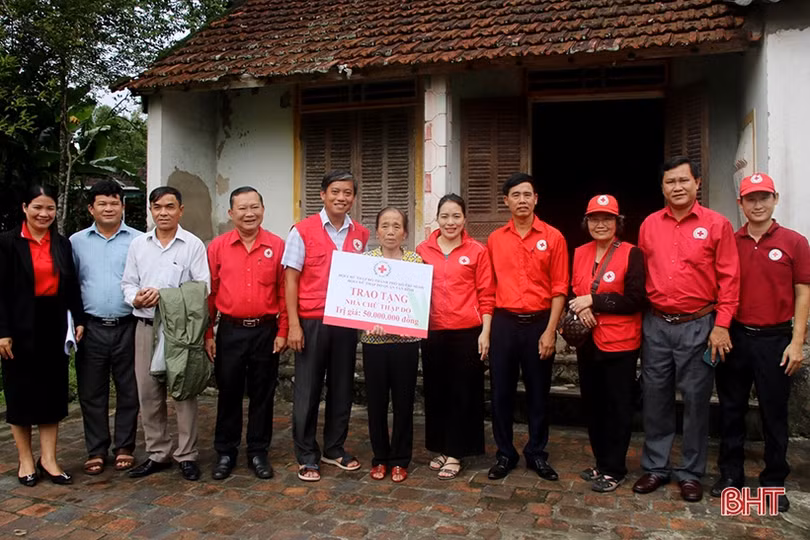 Hội Chữ thập đỏ TP Hồ Chí Minh hỗ trợ 350 triệu đồng cho người dân Hà Tĩnh
