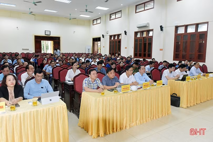 Cử tri các địa phương kiến nghị những vấn đề liên quan đến phát triển sản xuất, xây dựng hạ tầng