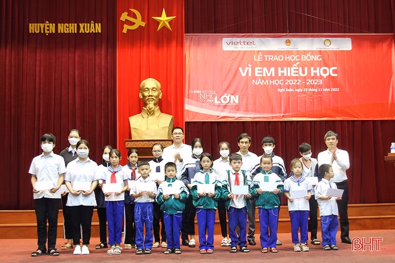 Trao 80 suất học bổng “Vì em hiếu học” ở Nghi Xuân