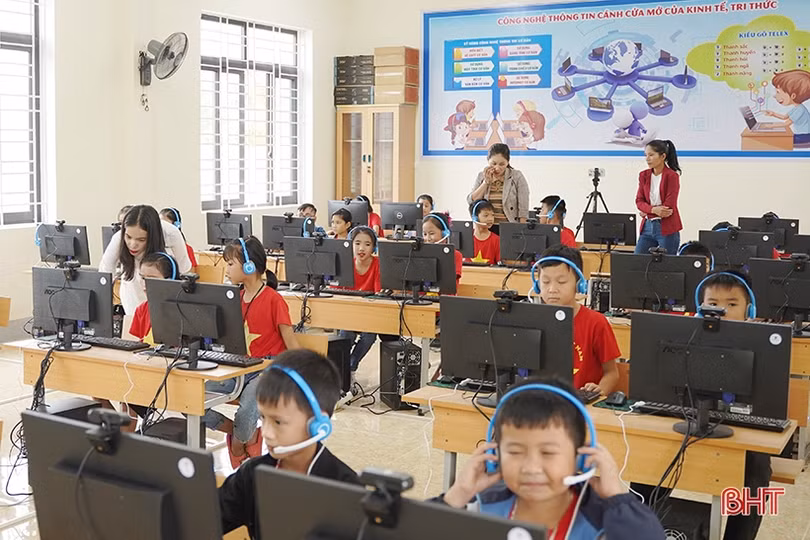Trao tặng 26 bộ máy tính và các suất quà cho một trường tiểu học ở miền núi