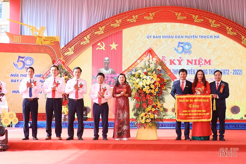 Long trọng kỷ niệm 50 năm thành lập Trường THPT Nguyễn Trung Thiên