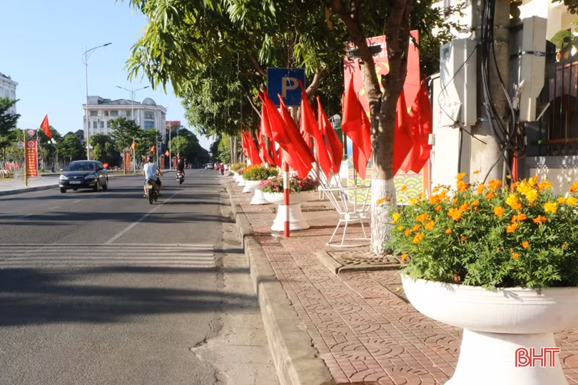 Thành Sen rực rỡ cờ hoa trước thềm Đại hội Đảng bộ thành phố Hà Tĩnh