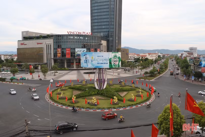 Thành Sen rực rỡ cờ hoa trước thềm Đại hội Đảng bộ thành phố Hà Tĩnh