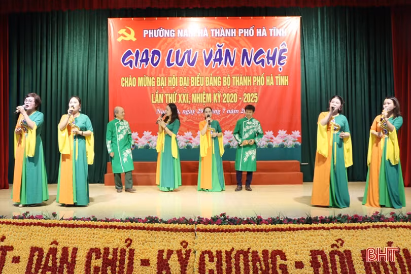 Thành Sen rực rỡ cờ hoa trước thềm Đại hội Đảng bộ thành phố Hà Tĩnh