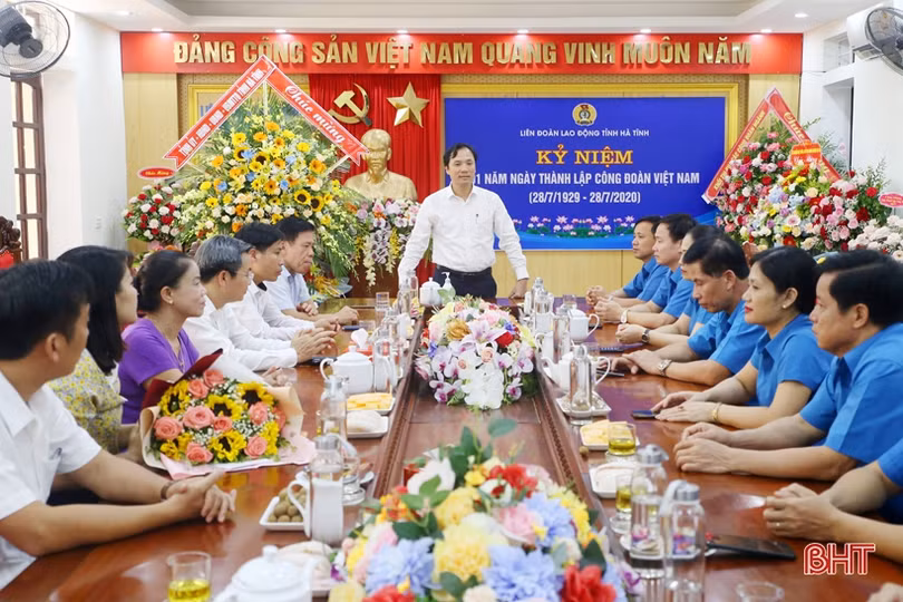 Lãnh đạo Hà Tĩnh chúc mừng Liên đoàn Lao động tỉnh nhân ngày truyền thống
