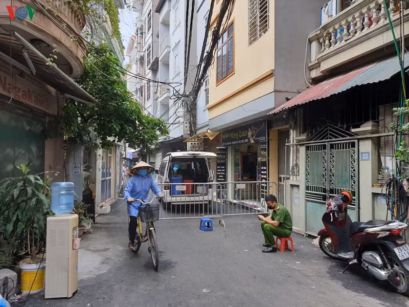 Hà Nội tiến hành khử khuẩn khu vực có ca nghi mắc Covid-19