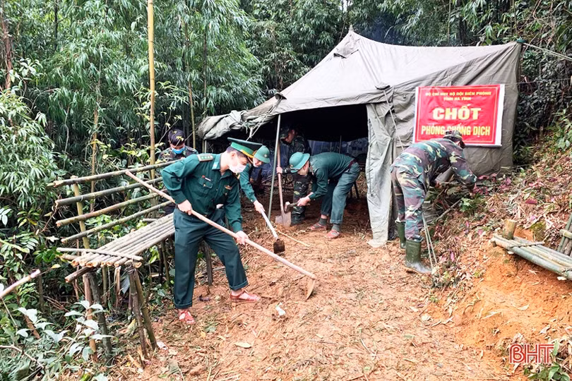 Bộ đội Biên phòng Hà Tĩnh chốt chặn đường mòn, lối mở, “chống dịch như chống giặc”