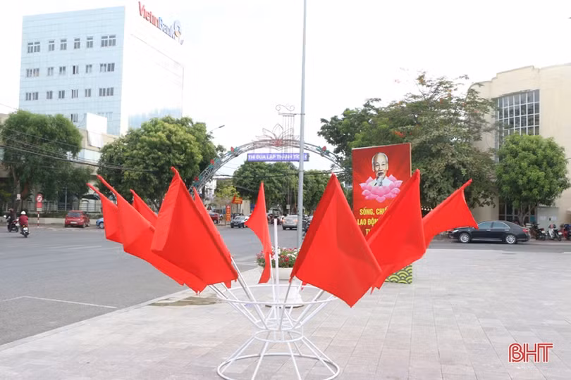 Thành Sen rực rỡ cờ hoa trước thềm Đại hội Đảng bộ thành phố Hà Tĩnh