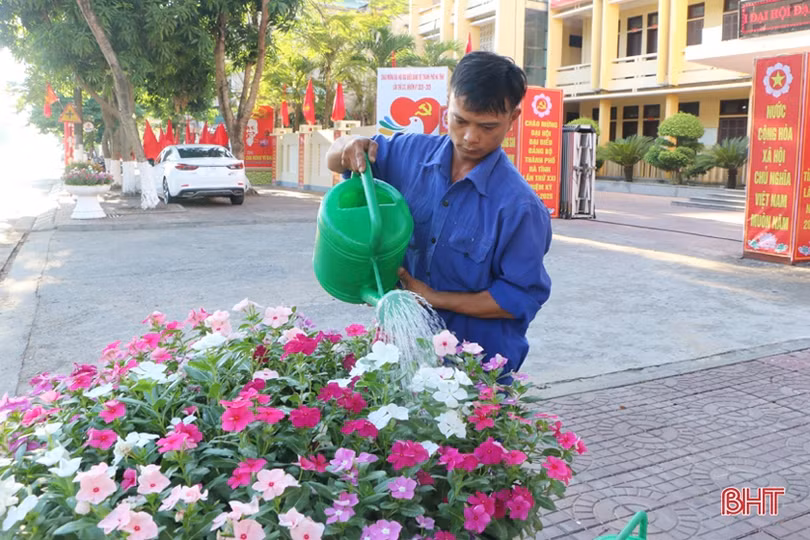 Thành Sen rực rỡ cờ hoa trước thềm Đại hội Đảng bộ thành phố Hà Tĩnh