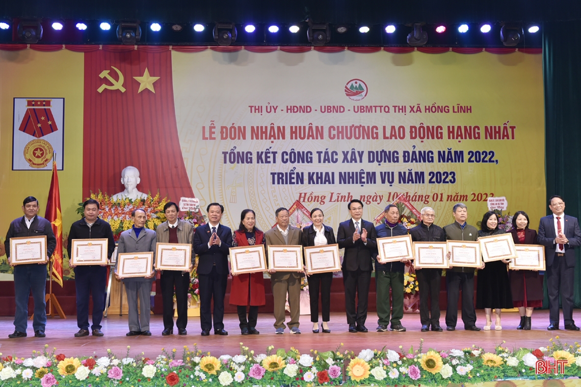 Thị xã Hồng Lĩnh đón nhận Huân chương Lao động hạng Nhất