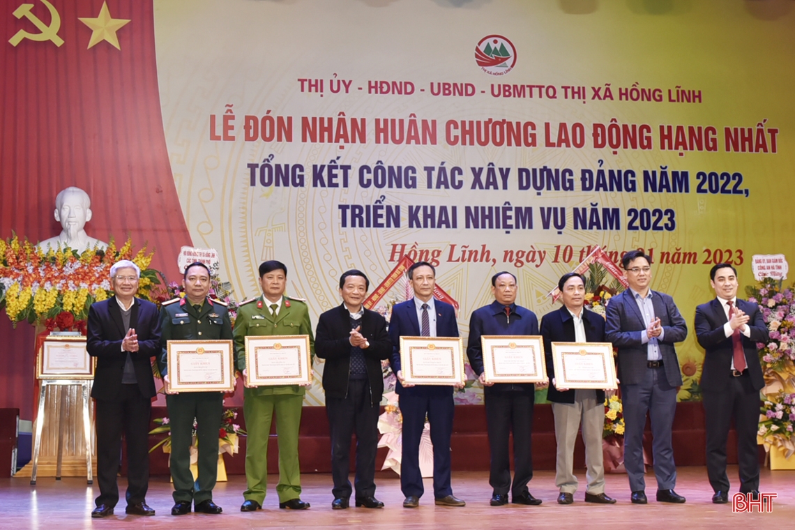 Thị xã Hồng Lĩnh đón nhận Huân chương Lao động hạng Nhất