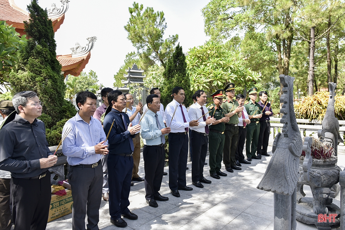 Lãnh đạo Hà Tĩnh dâng hương tưởng niệm các anh hùng liệt sỹ tại Nghĩa trang Trường Sơn, Đường 9