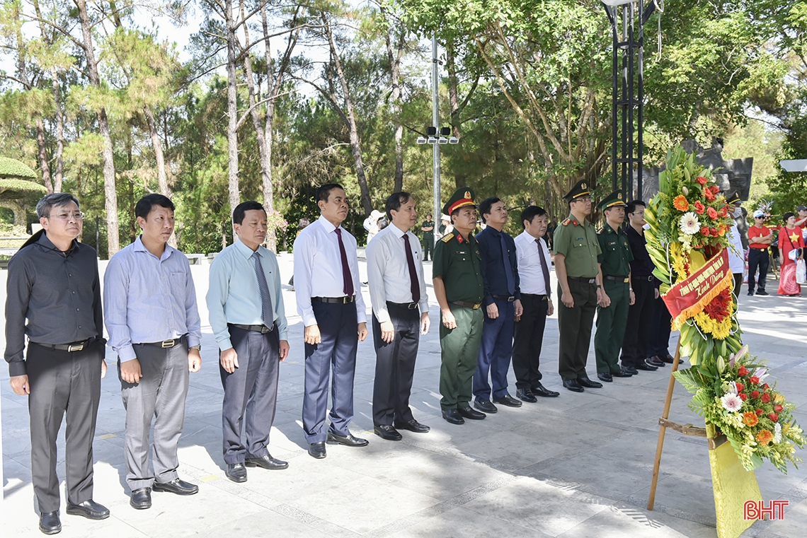 Lãnh đạo Hà Tĩnh dâng hương tưởng niệm các anh hùng liệt sỹ tại Nghĩa trang Trường Sơn, Đường 9