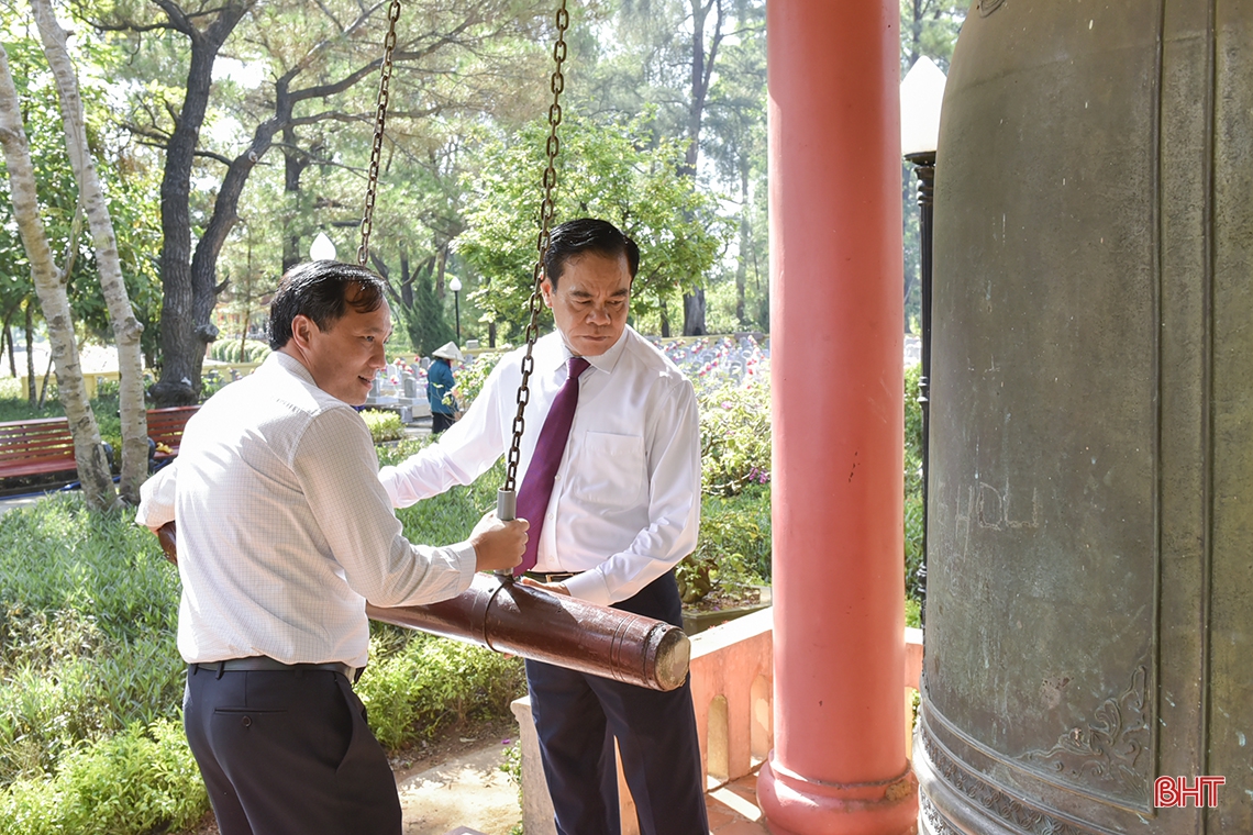 Lãnh đạo Hà Tĩnh dâng hương tưởng niệm các anh hùng liệt sỹ tại Nghĩa trang Trường Sơn, Đường 9