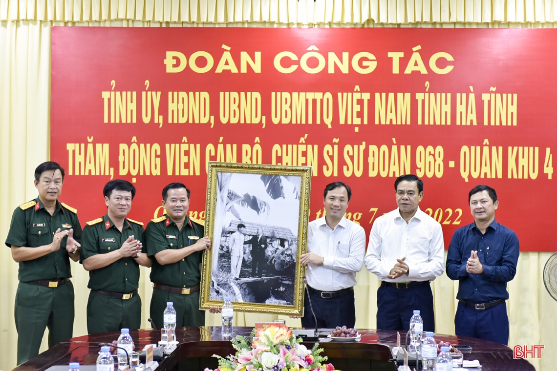 Đoàn công tác tỉnh Hà Tĩnh tới thăm, động viên cán bộ, chiến sỹ Sư đoàn 968 
