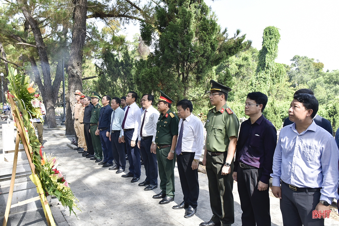 Lãnh đạo Hà Tĩnh dâng hương tưởng niệm các anh hùng liệt sỹ tại Nghĩa trang Trường Sơn, Đường 9