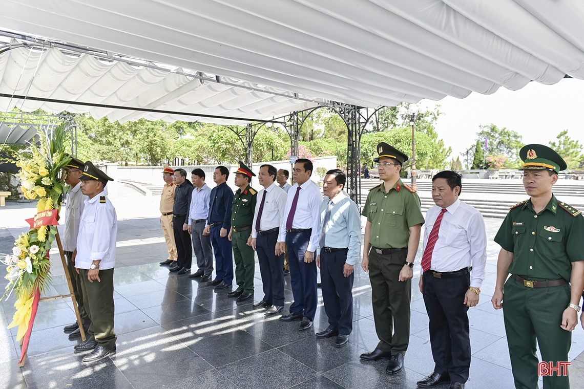 Lãnh đạo Hà Tĩnh dâng hương tưởng niệm các anh hùng liệt sỹ tại Nghĩa trang Trường Sơn, Đường 9