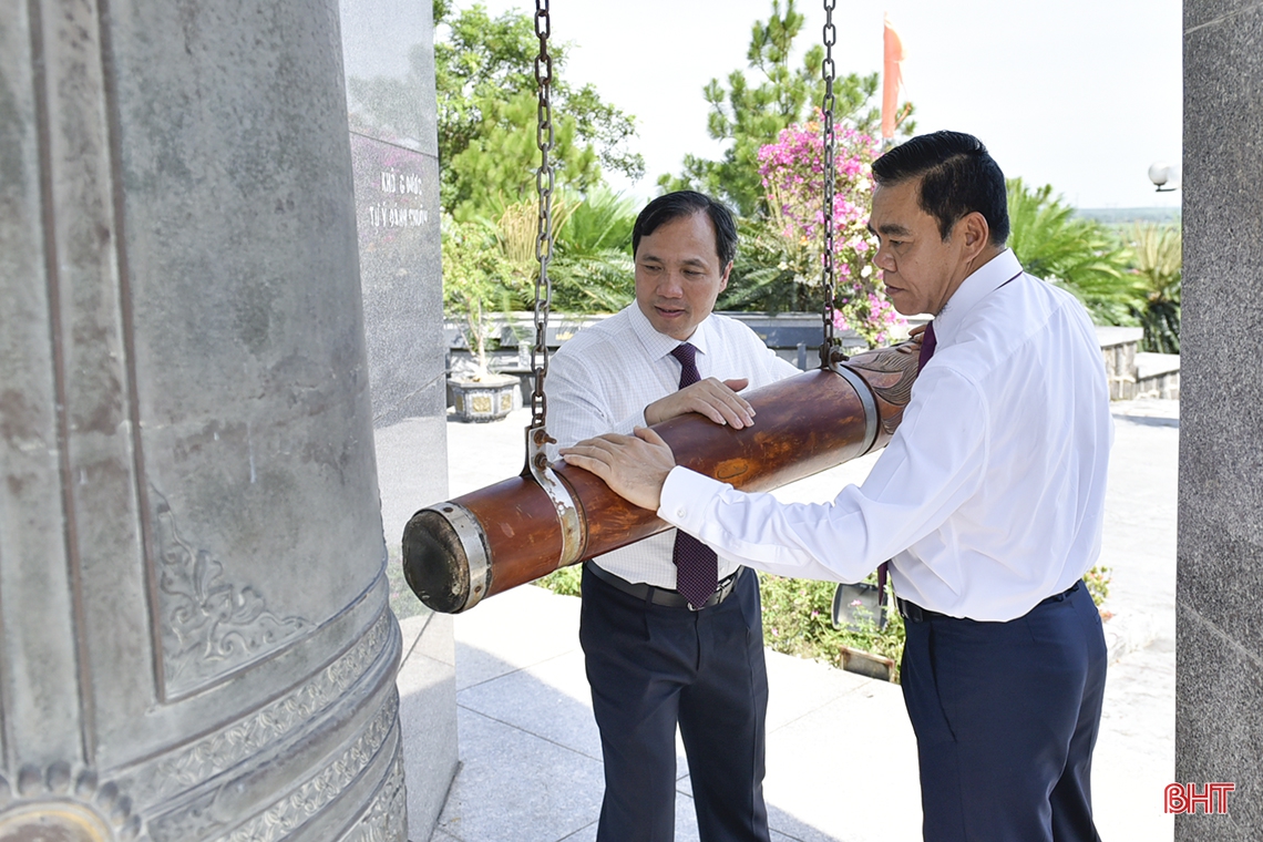 Lãnh đạo Hà Tĩnh dâng hương tưởng niệm các anh hùng liệt sỹ tại Nghĩa trang Trường Sơn, Đường 9