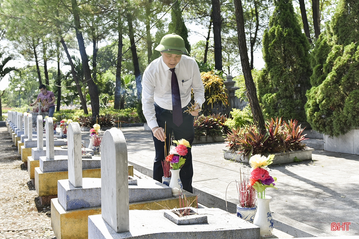 Lãnh đạo Hà Tĩnh dâng hương tưởng niệm các anh hùng liệt sỹ tại Nghĩa trang Trường Sơn, Đường 9