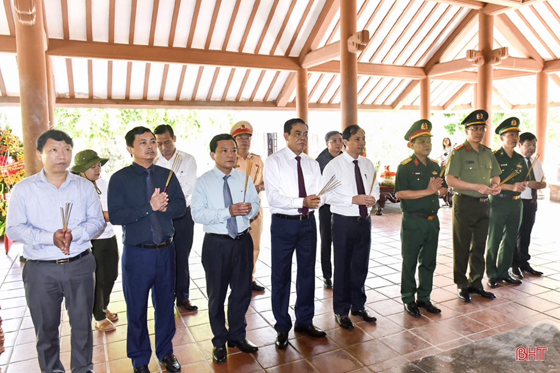 Lãnh đạo Hà Tĩnh dâng hương tưởng niệm các anh hùng liệt sỹ tại Nghĩa trang Trường Sơn, Đường 9
