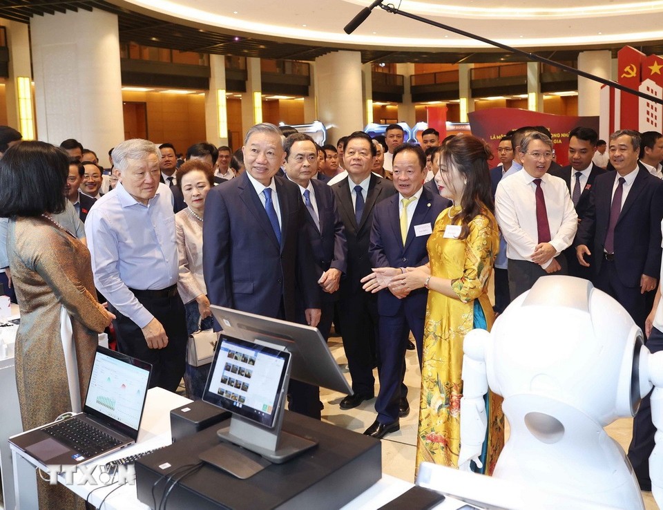 Tổng Bí thư Tô Lâm và các đại biểu tham quan triển lãm "Những thành tựu trong xây dựng và thực thi pháp luật" và "Những thành tựu trong phát triển kinh tế tư nhân và các gian hàng trưng bày sản phẩm của các doanh nghiệp tư nhân". Ảnh: Thống Nhất/TTXVN