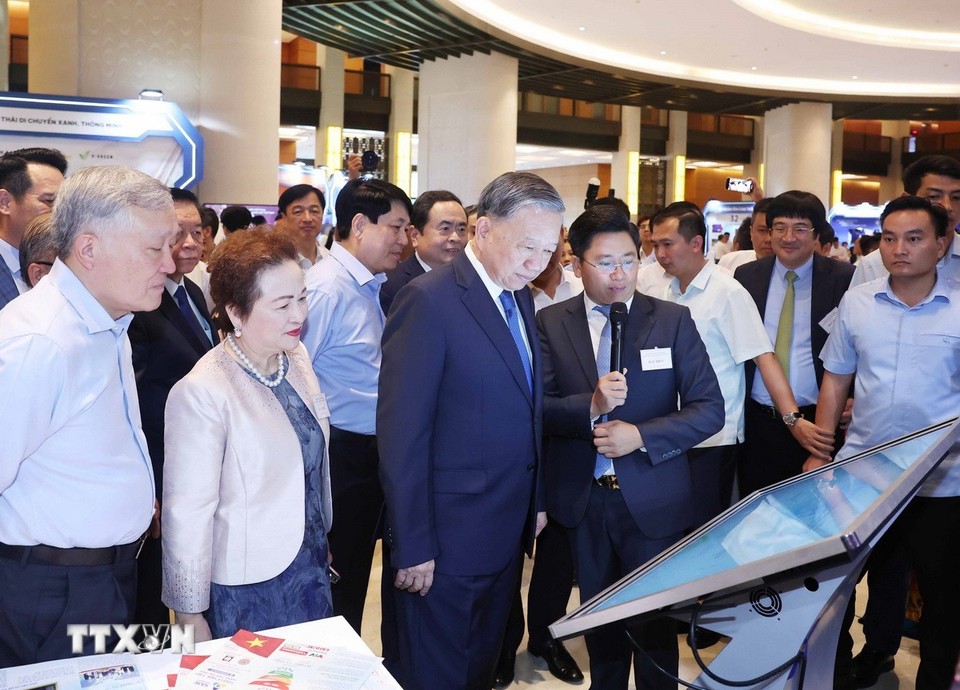 Tổng Bí thư Tô Lâm và các đại biểu tham quan triển lãm "Những thành tựu trong xây dựng và thực thi pháp luật" và "Những thành tựu trong phát triển kinh tế tư nhân và các gian hàng trưng bày sản phẩm của các doanh nghiệp tư nhân". Ảnh: Thống Nhất/TTXVN