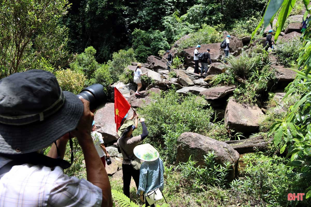 bqbht_br_duong-len-thac-tien-xa-huong-khe.jpg