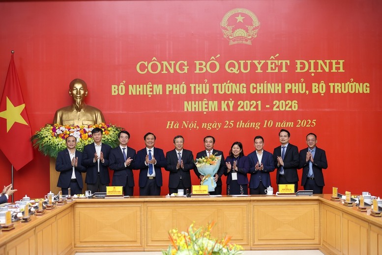 Lãnh đạo Bộ Nông nghiệp và Môi trường chúc mừng Bộ trưởng Bộ Nông nghiệp và Môi trường Trần Đức Thắng - Ảnh: VGP/Nhật Bắc