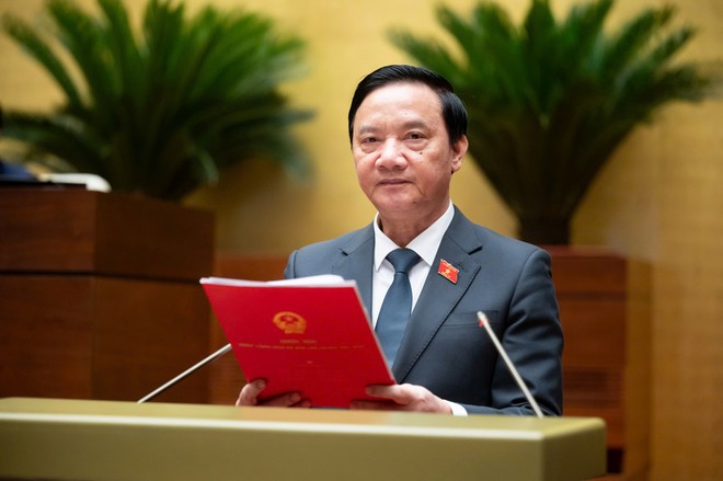 Phó Chủ tịch Quốc hội Nguyễn Khắc Định trình bày Tờ trình đề nghị Quốc hội xem xét, quyết định việc sửa đổi, bổ sung một số điều của Hiến pháp năm 2013 và Tờ trình về việc thành lập Ủy ban dự thảo sửa đổi, bổ sung một số điều của Hiến pháp năm 2013. (Ảnh: quochoi.vn)