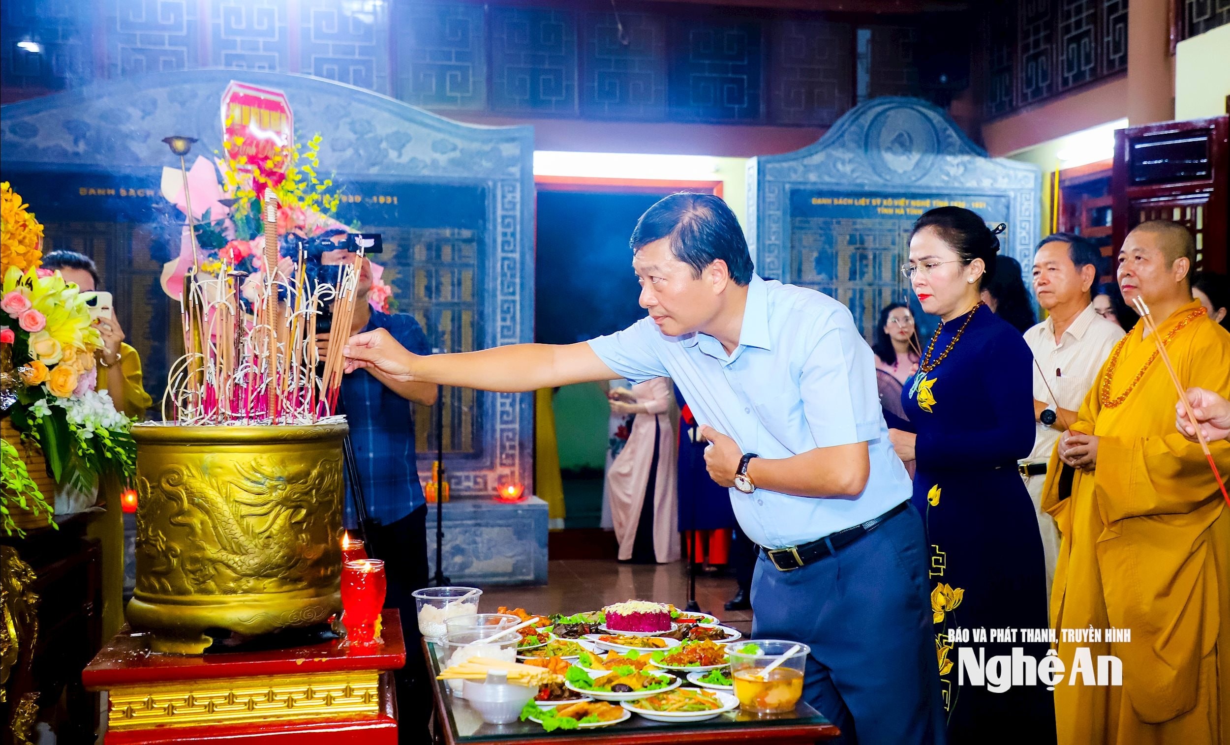 Đồng chí Lê Hồng Vinh - Phó Bí thư Tỉnh ủy, Chủ tịch UBND tỉnh dâng hương tưởng niệm các Anh hùng liệt sĩ. Ảnh: Thành Duy