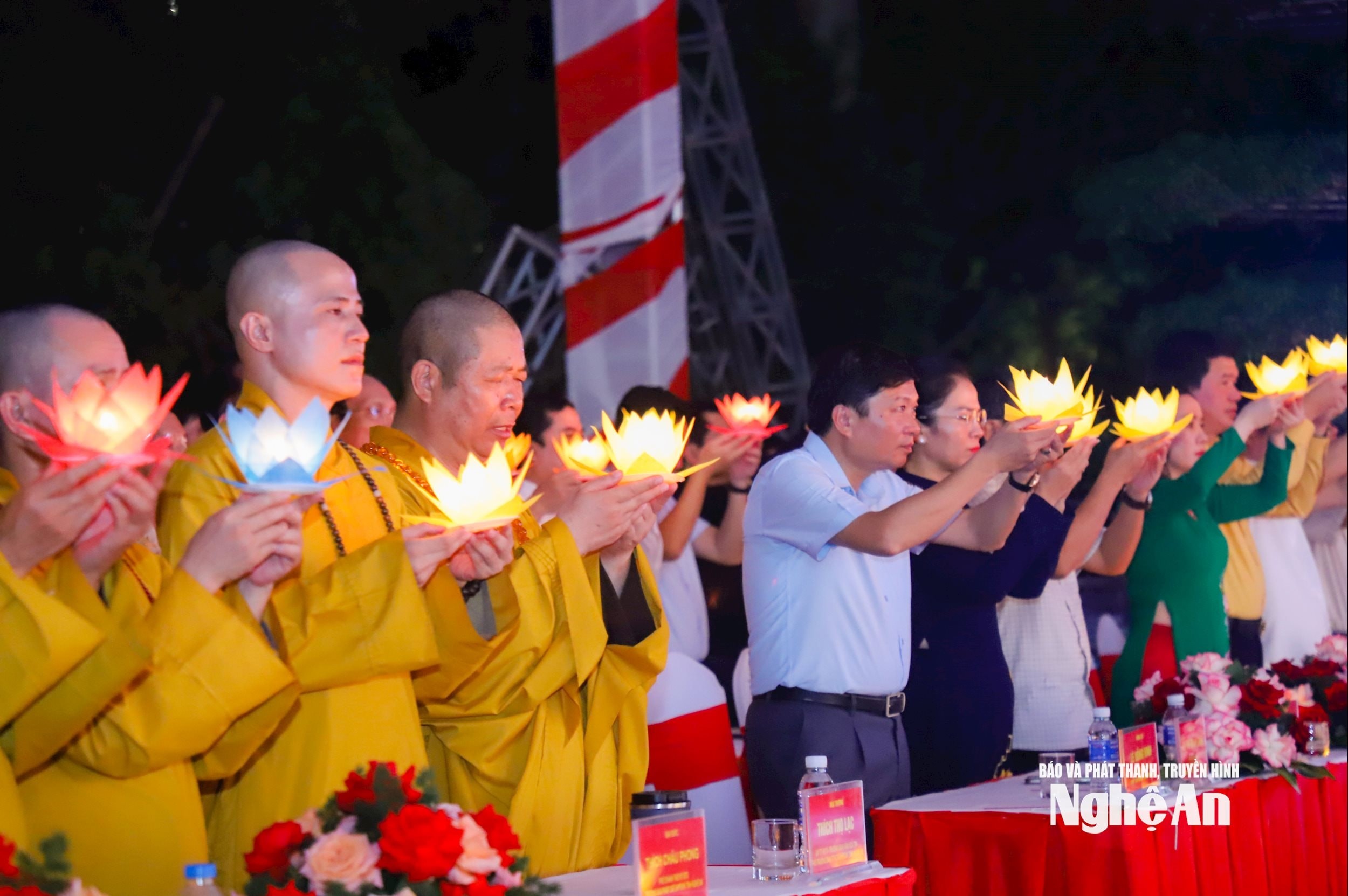 Các đại biểu dâng hoa đăng thành kính tưởng niệm, tri ân các Anh hùng liệt sĩ. Ảnh: Thành Duy