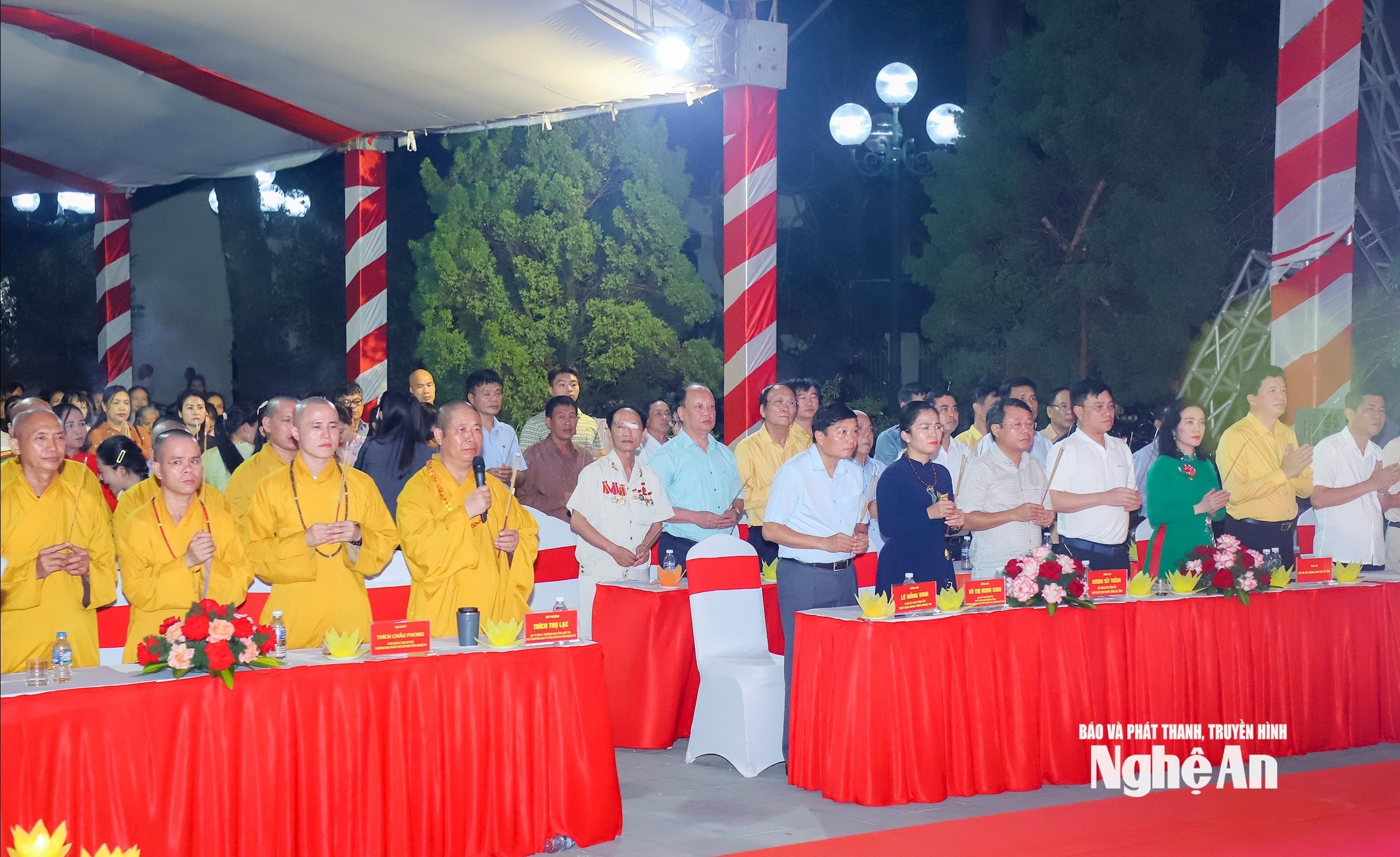 Các đại biểu dâng hương tưởng niệm các Anh hùng liệt sĩ. Ảnh: Thành Duy