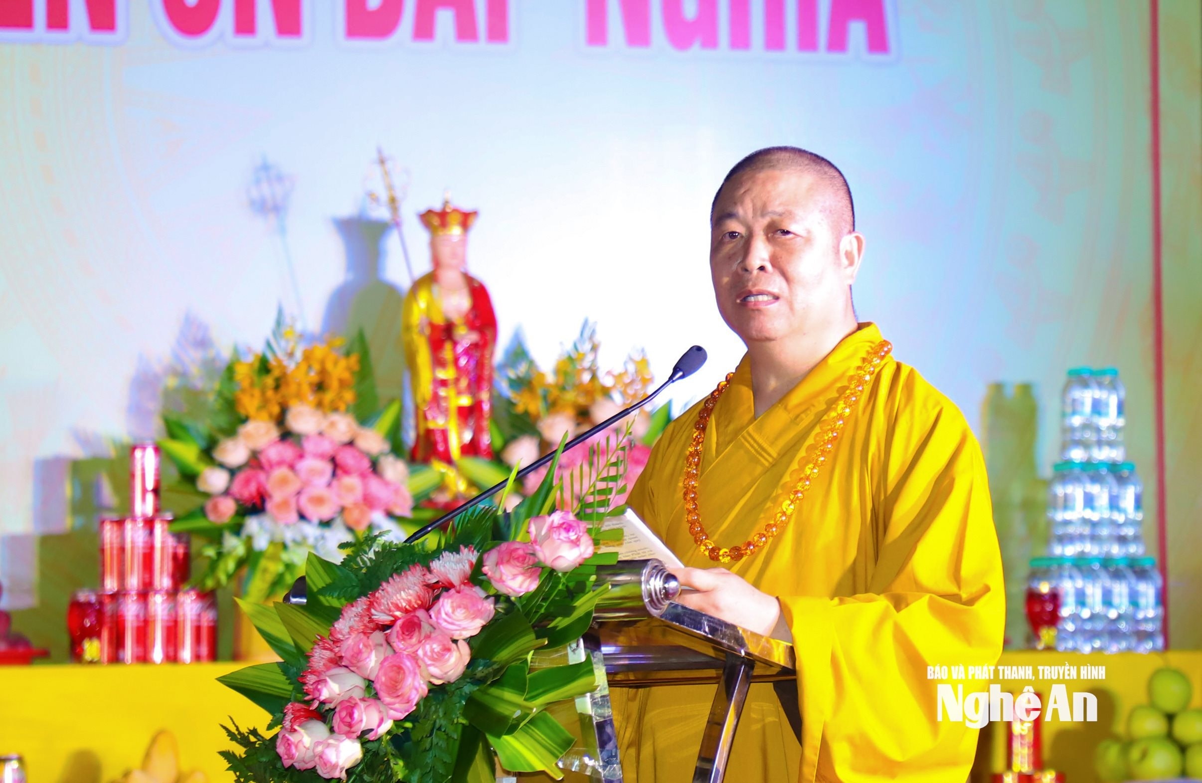 Hòa thượng Thích Thọ Lạc - Ủy viên Thường trực Hội đồng trị sự, Trưởng Ban Văn hóa Trung ương Giáo hội Phật giáo Việt Nam, Phó Trưởng Ban Thường trực Ban Trị sự Giáo hội Phật giáo Việt Nam tỉnh Nghệ An phát biểu tại buổi lễ. Ảnh: Thành Duy