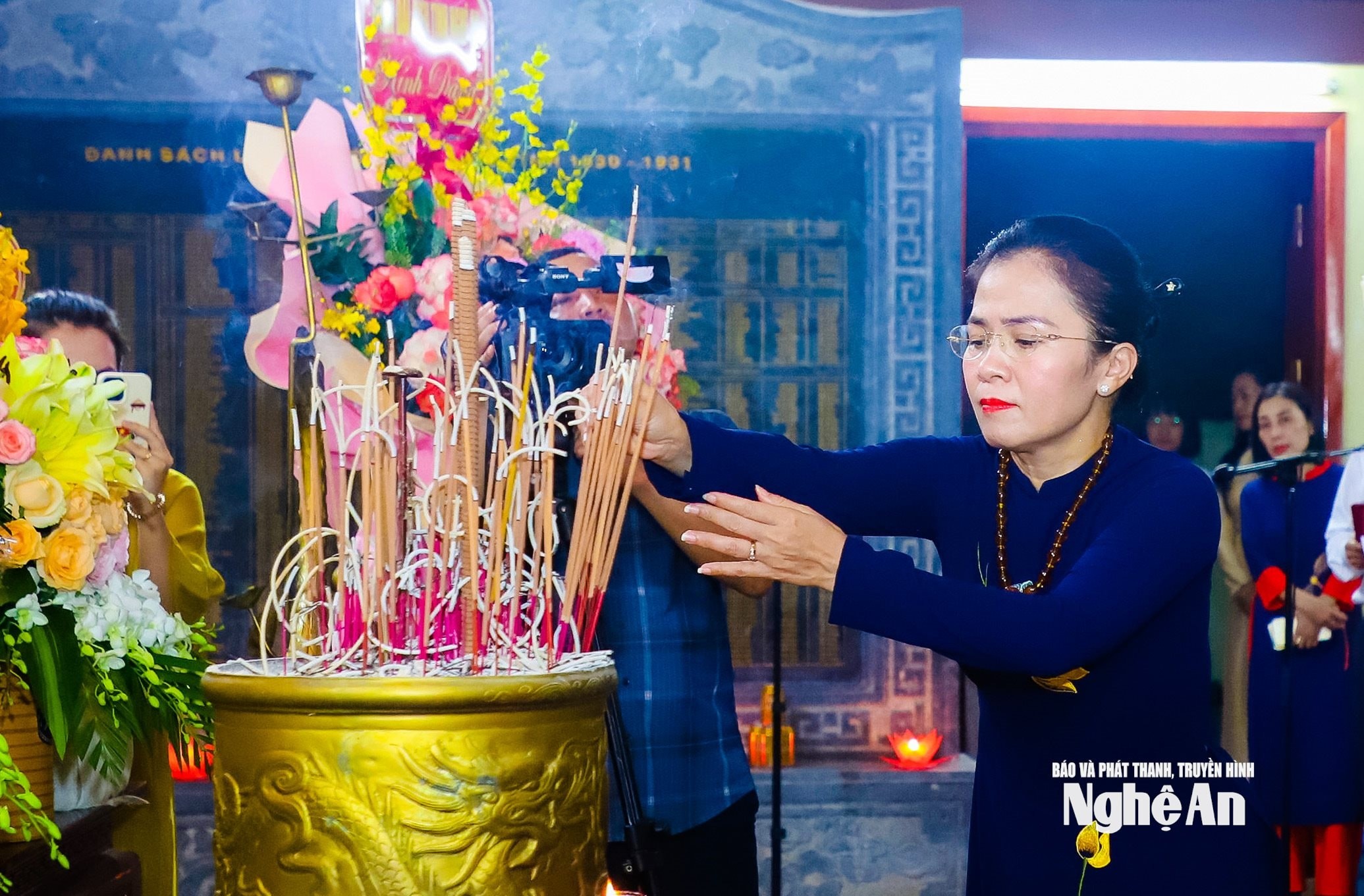 Đồng chí Võ Thị Minh Sinh - Phó Bí thư Tỉnh ủy, Chủ tịch Ủy ban MTTQ Việt Nam tỉnh, Trưởng đoàn ĐBQH tỉnh Nghệ An dâng hương tưởng niệm các Anh hùng liệt sĩ. Ảnh: Thành Duy