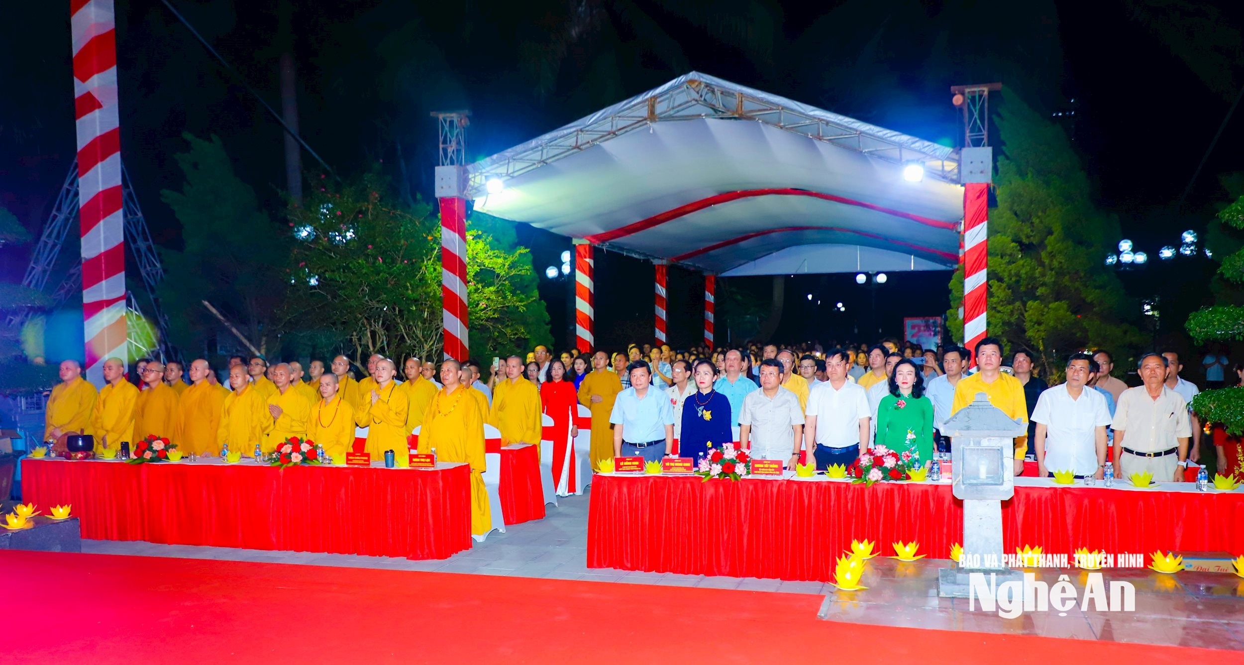 Các đại biểu thực hiện nghi lễ chào cờ Tổ quốc trước khi diễn ra Lễ tưởng niệm, cầu siêu các liệt sĩ đã hy sinh tại Nhà lao Vinh và trong cao trào Xô viết Nghệ Tĩnh (1930-1931). Ảnh: Thành Duy