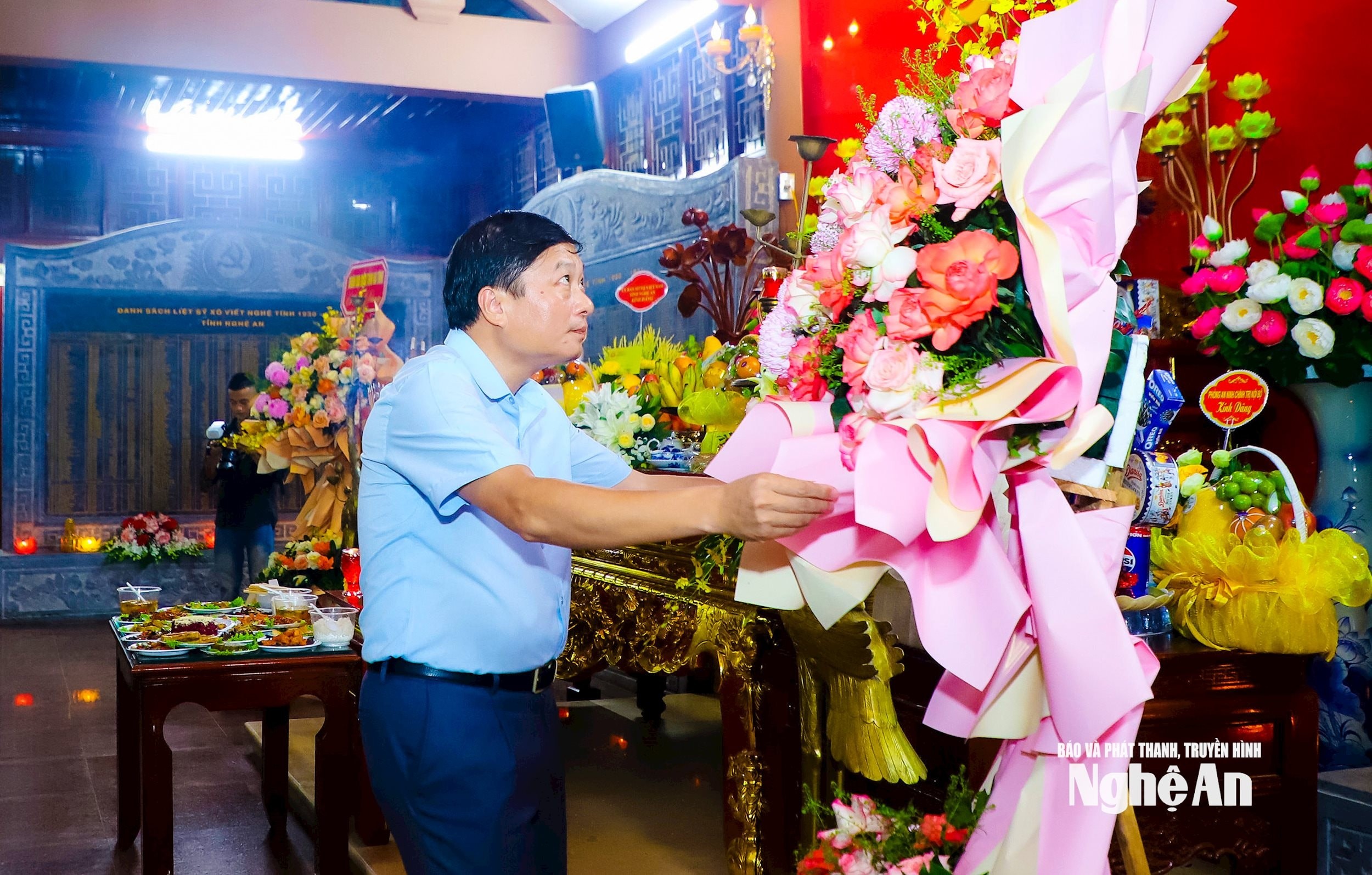Đồng chí Lê Hồng Vinh - Phó Bí thư Tỉnh ủy, Chủ tịch UBND tỉnh dâng hoa tưởng niệm các Anh hùng liệt sĩ. Ảnh: Thành Duy