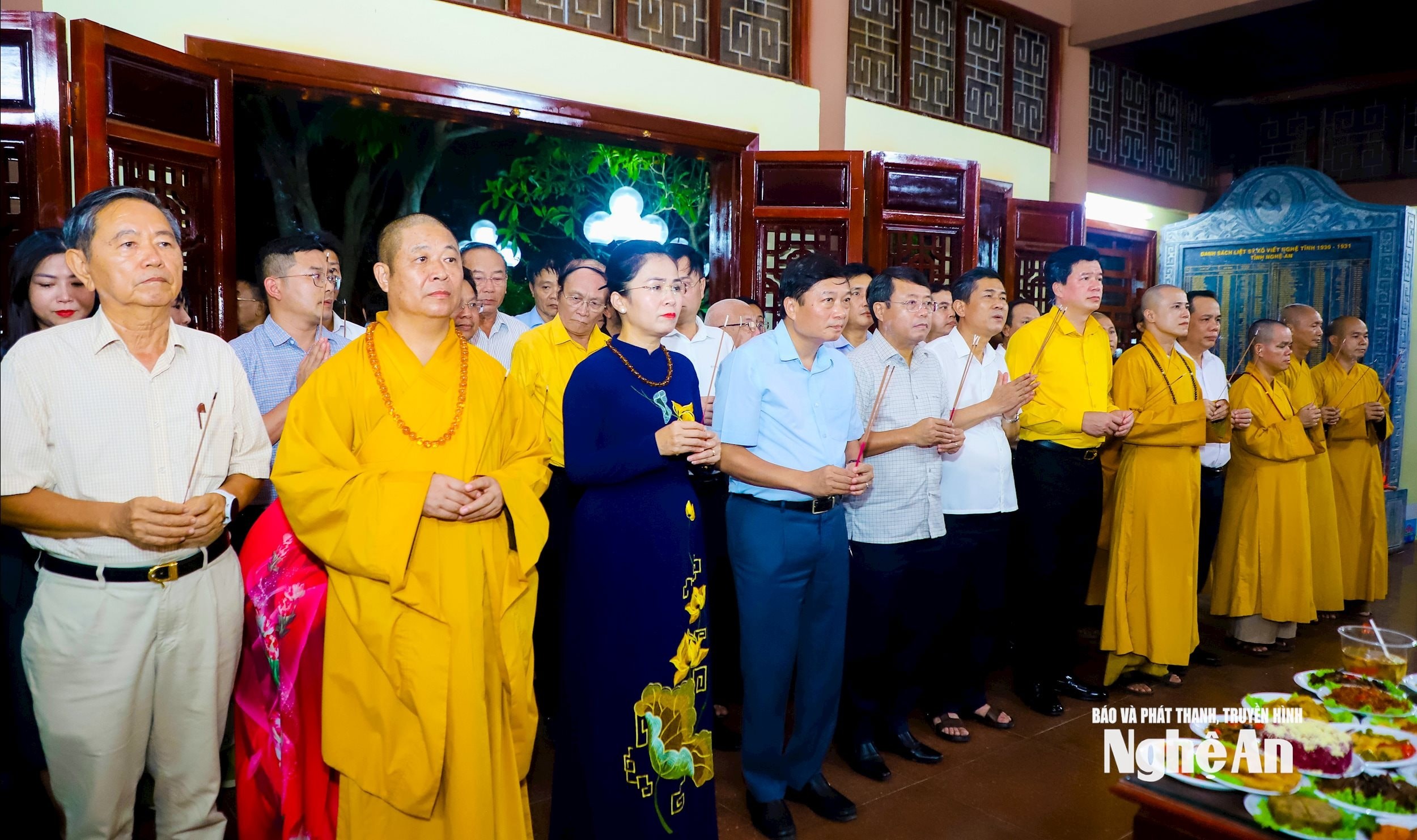 Các đồng chí lãnh đạo tỉnh Nghệ An, Hà Tĩnh và các đại biểu dâng hương tại Nhà tưởng niệm các liệt sĩ Xô viết Nghệ Tĩnh. Ảnh: Thành Duy
