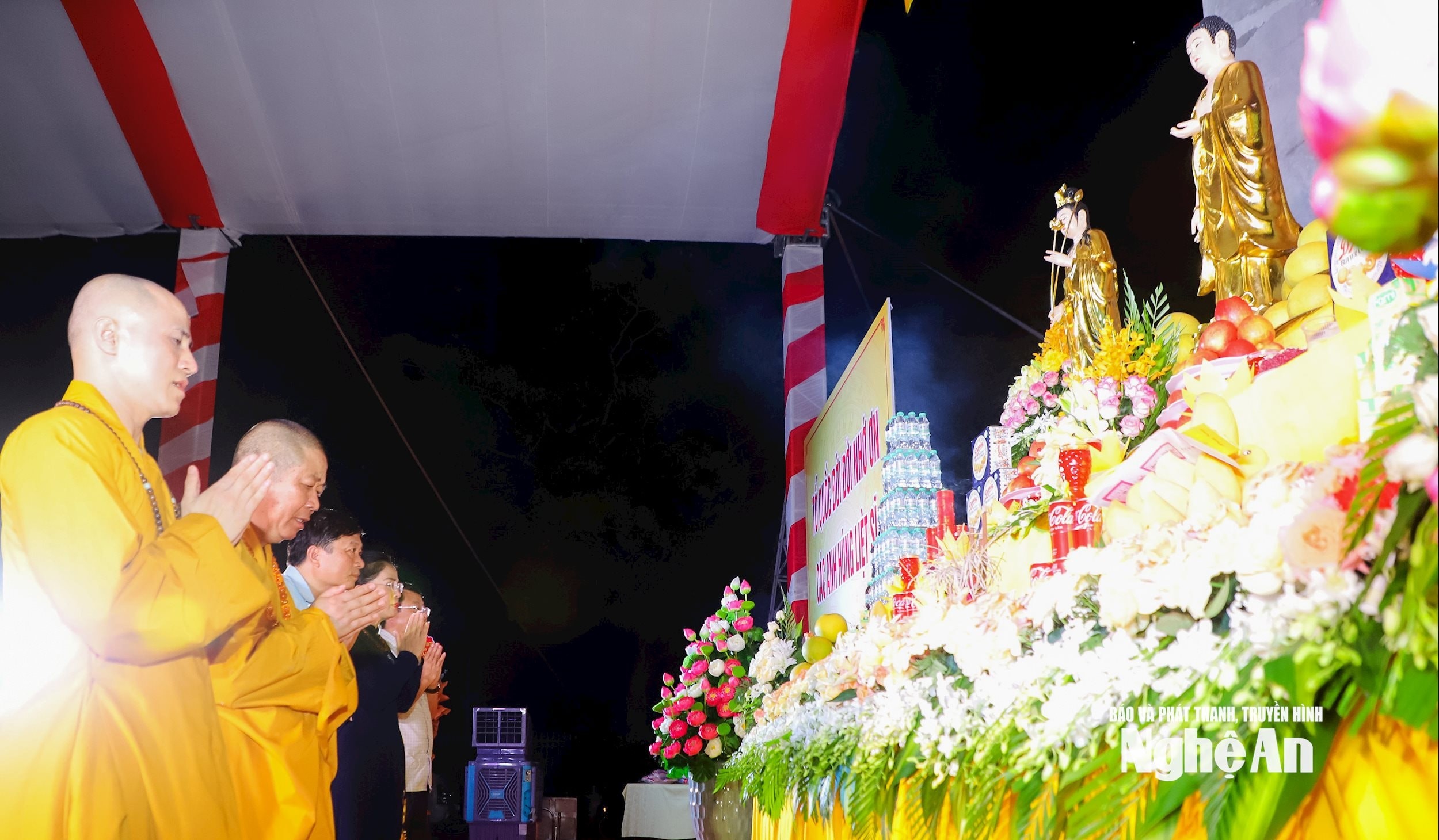 Các đồng chí lãnh đạo tỉnh và Ban Trị sự Giáo hội Phật giáo Việt Nam tỉnh Nghệ An thành kính tưởng niệm cầu siêu các liệt sĩ đã hy sinh tại Nhà lao Vinh và trong cao trào Xô viết Nghệ Tĩnh. Ảnh: Thành Duy
