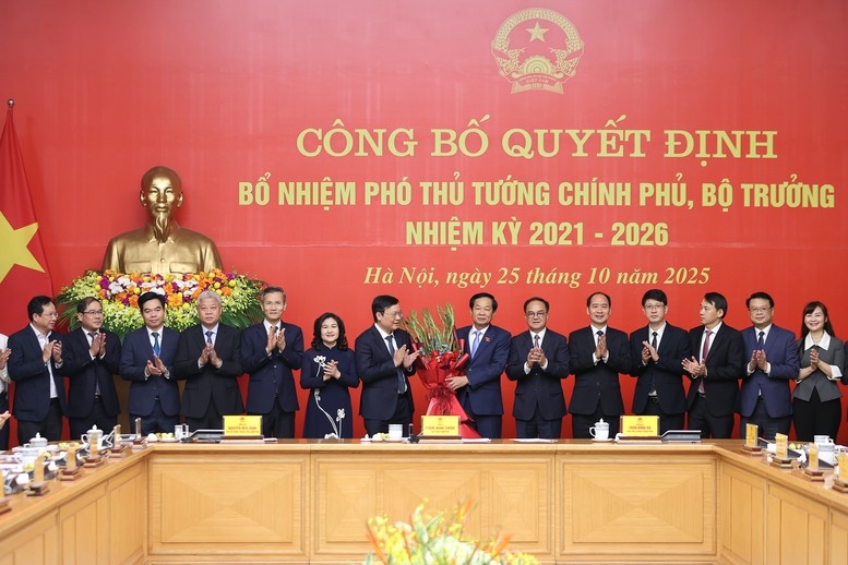 Lãnh đạo Bộ Nội vụ chúc mừng Bộ trưởng Bộ Nội vụ Đỗ Thanh Bình - Ảnh: VGP/Nhật Bắc