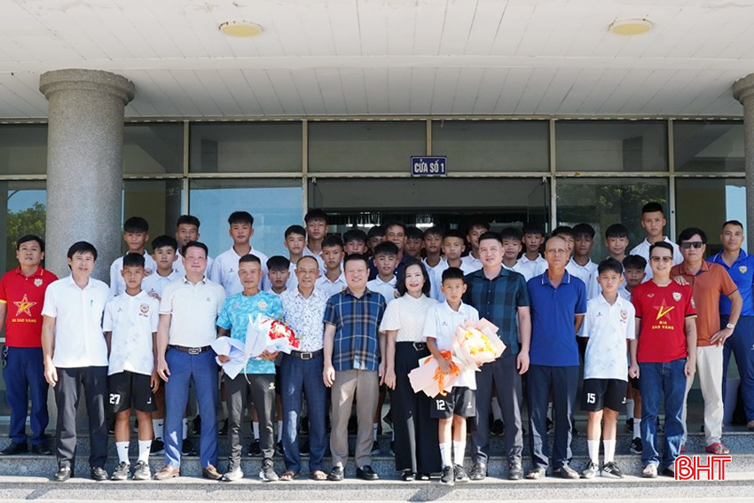 bqbht_br_cac-thanh-vien-doi-tuyen-u13-ha-tinh-chup-anh-luu-niem-cung-ban-huan-luyen-phu-huynh-va-cac-don-vi-tai-tro-sau-buoi-le-dong-vien-the-hien-tinh-than-doan-ket-va-quyet-tam-truoc-them-vong-chung-ket.jpg