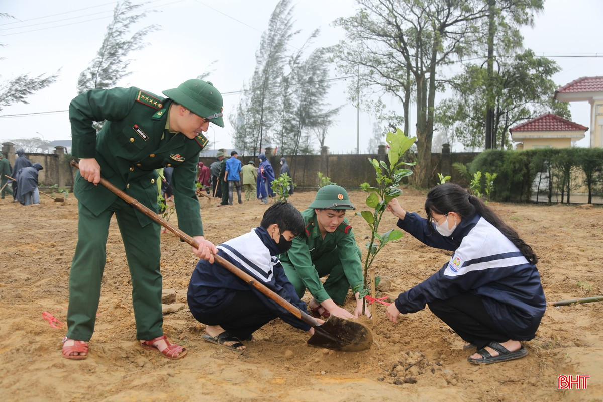 Cán bộ, chiến sỹ Đồn Biên phòng Cửa Sót cùng học sinh trên địa bàn tham gia “Tết trồng cây đời đời nhớ ơn Bác Hồ”.