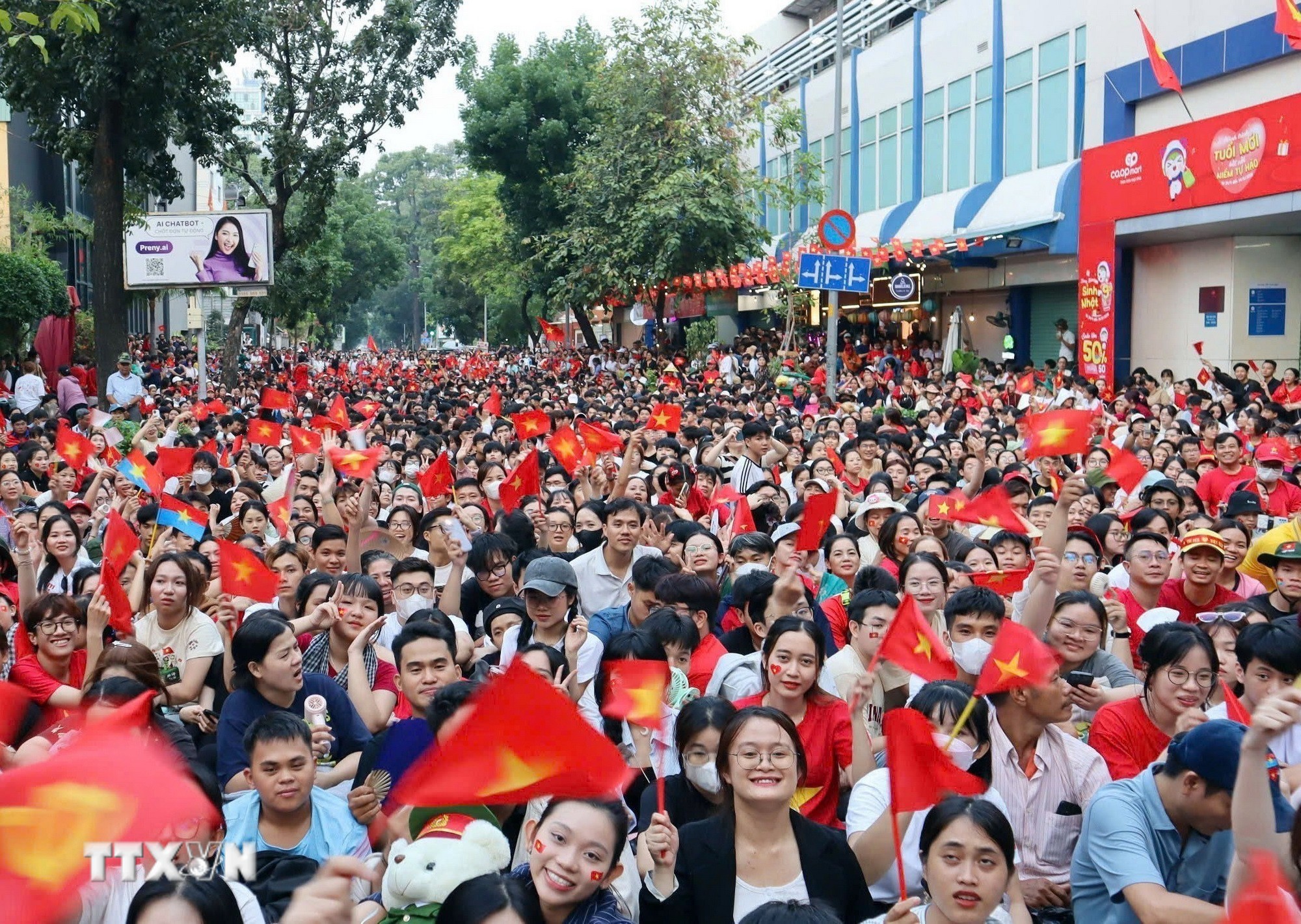 Người dân tới xem diễu binh, diễu hành kỷ niệm 50 năm ngày giải phóng miền Nam, thống nhất đất nước. (Ảnh: Xuân Anh/TTXVN)