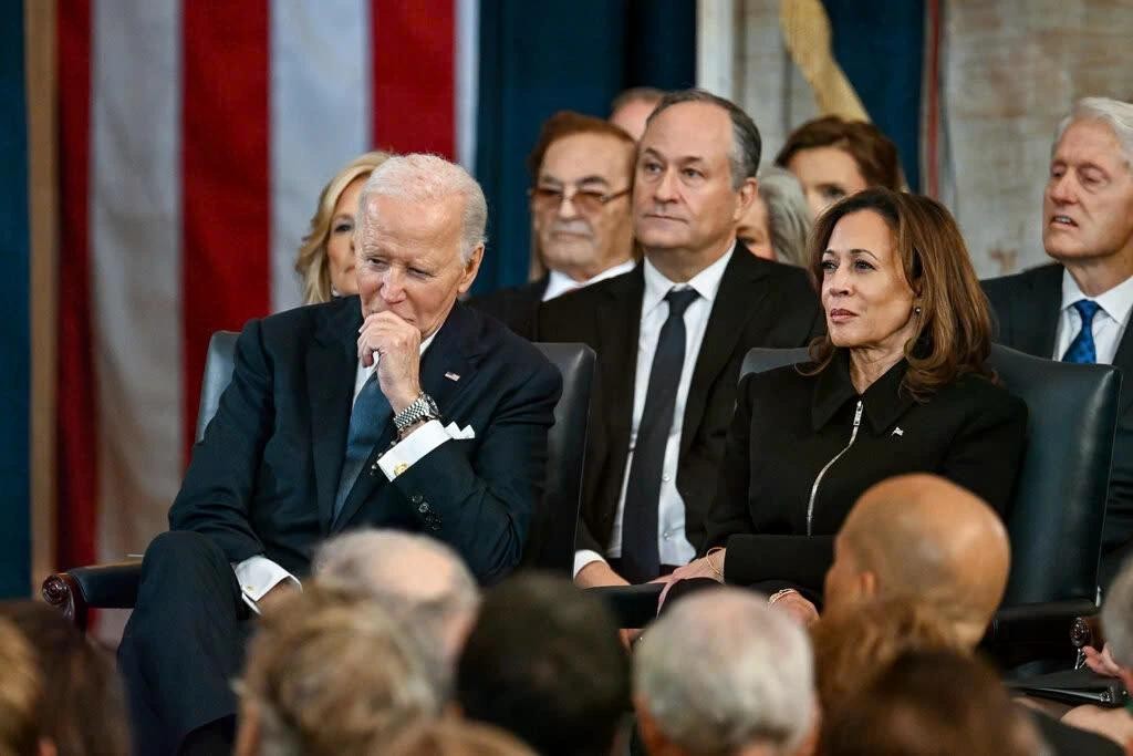 Cựu Tổng thống Mỹ Joe Biden và cựu Phó tổng thống Kamala Harris theo dõi ông Donald Trump phát biểu sau khi tuyên thệ nhậm chức tổng thống Mỹ thứ 47 tại Điện Capitol ở Washington, DC, ngày 20/1.
