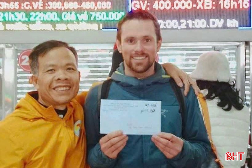 bqbht_br_chieu-nay-63-anh-braden-batsford-da-nhan-lai-so-giay-to-tren-bay-to-su-vui-mung-va-gui-loi-cam-on-chan-thanh-den-cong-an-thi-tran-pho-chau-nguoi-dan-da-nhat-duoc-cung-nhu-nha-xe-truong-vinh.jpg
