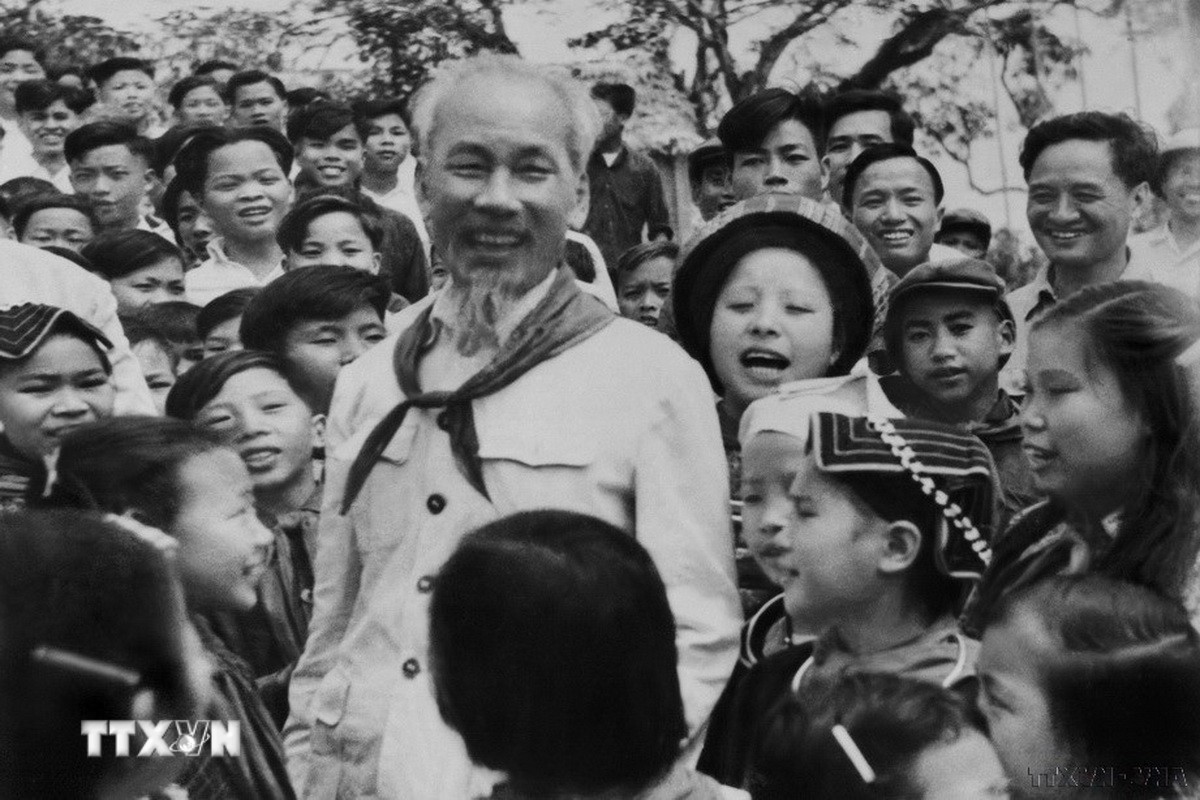 Chủ tịch Hồ Chí Minh đến thăm Trường thiếu nhi các dân tộc vùng cao Việt Bắc ở Thái Nguyên (13/3/1960). (Ảnh: TTXVN)